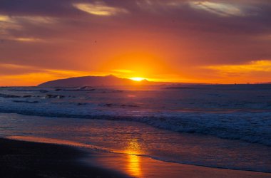 Deniz kıyısında manzara renkli gün batımı. Duvar kağıdı veya arkaplan resmi için iyi.