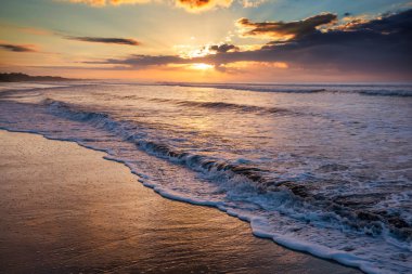 Deniz kıyısında manzara renkli gün batımı. Duvar kağıdı veya arkaplan resmi için iyi.