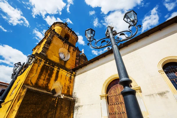 Siirtomaa Arkkitehtuuri Leónin Kaupungissa Nicaraguassa — kuvapankkivalokuva
