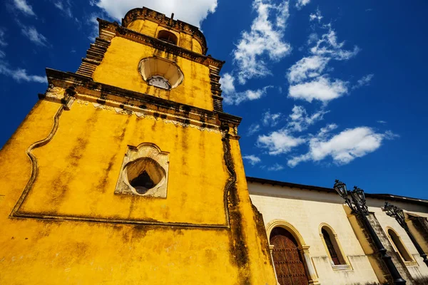 尼加拉瓜莱昂市的殖民建筑 — 图库照片