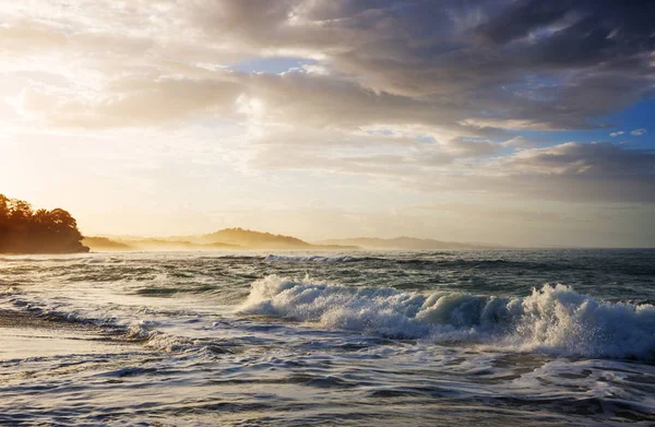 Une Vague Bleue Sur Plage Fond Flou Taches Lumière Soleil — Photo