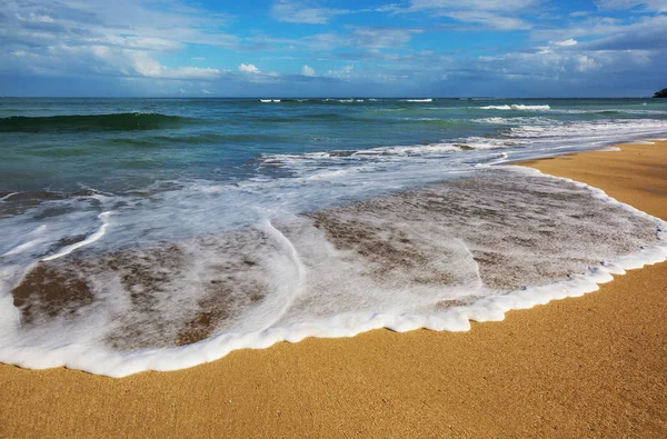 해변에 웨이브 배경과 햇빛의 점들이 있습니다 자연의 — 스톡 사진