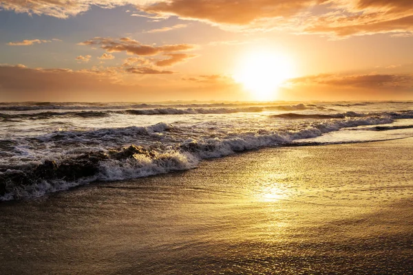Niebieska Fala Plaży Rozmyte Tło Plamy Słoneczne Spokojne Naturalne Tło — Zdjęcie stockowe