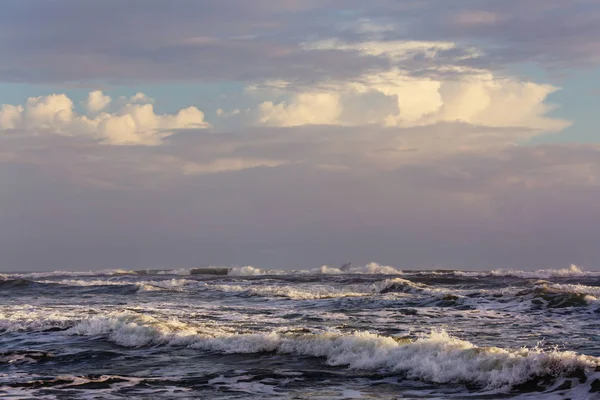 Une Vague Bleue Sur Plage Fond Flou Taches Lumière Soleil — Photo