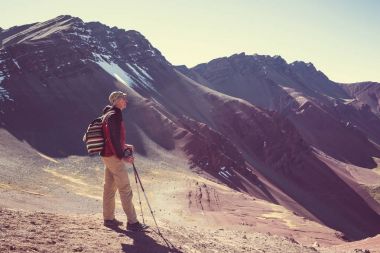 Vinicunca, Cusco Bölgesi, Peru 'da yürüyüş sahnesi. Montana de Siete Renkleri, Gökkuşağı Dağı.