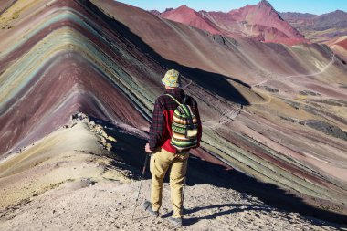 Vinicunca, Cusco Bölgesi, Peru 'da yürüyüş sahnesi. Montana de Siete Renkleri, Gökkuşağı Dağı.