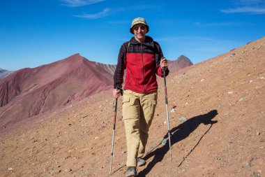 Vinicunca, Cusco Bölgesi, Peru 'da yürüyüş sahnesi. Montana de Siete Renkleri, Gökkuşağı Dağı.