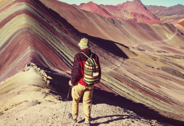 Vinicunca, Cusco Bölgesi, Peru 'da yürüyüş sahnesi. Montana de Siete Renkleri, Gökkuşağı Dağı.
