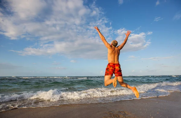 Chico Saltando Playa —  Fotos de Stock