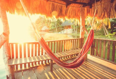 Gün batımında gölde hamak