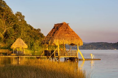 Guatemala 'daki Peten Itza Gölü' nde günbatımı sahnesi. Orta Amerika.