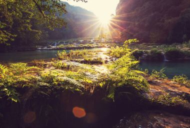 Semuc Champey, Lanquin, Guatemala, Orta Amerika 'daki güzel doğal havuzlar.