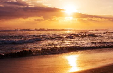 Deniz kıyısında manzara renkli gün batımı. Duvar kağıdı veya arkaplan resmi için iyi.