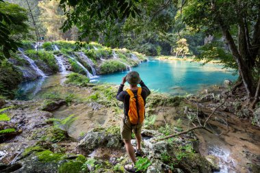 adam güzel doğal havuza Semuc Champey, Lanquin, Guatemala, Orta Amerika'da yakın