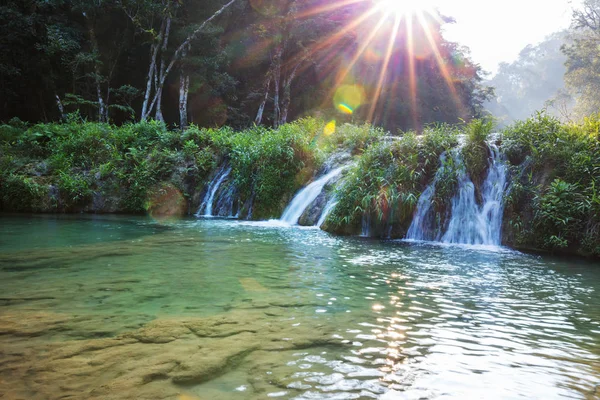 中美洲危地马拉兰金Semuc Champey美丽的天然游泳池 — 图库照片