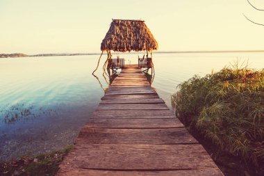 Guatemala 'daki Peten Itza Gölü' nde günbatımı sahnesi. Orta Amerika.