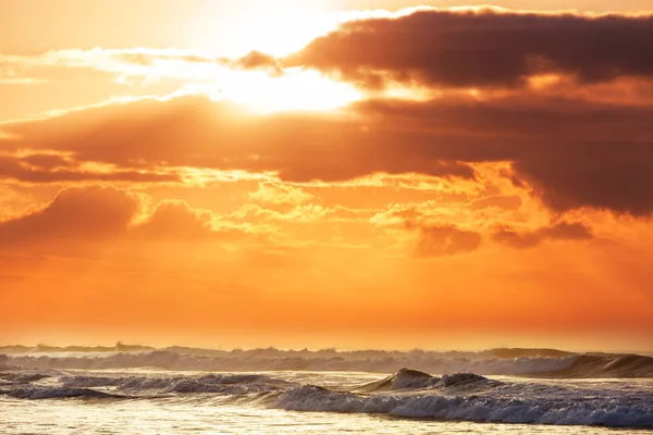 Une Vague Bleue Sur Plage Fond Flou Taches Lumière Soleil — Photo