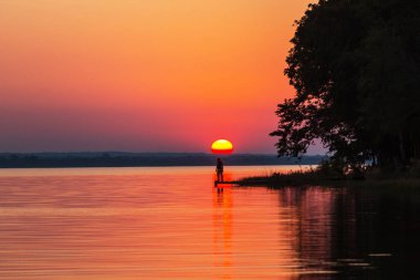 Guatemala 'daki Peten Itza Gölü' nde günbatımı sahnesi. Orta Amerika.