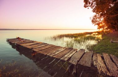 Guatemala 'daki Peten Itza Gölü' nde günbatımı sahnesi. Orta Amerika.