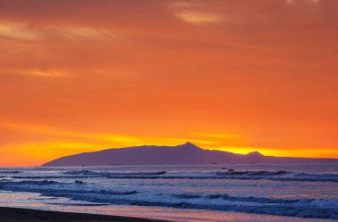 Deniz kıyısında manzara renkli gün batımı. Duvar kağıdı veya arkaplan resmi için iyi.