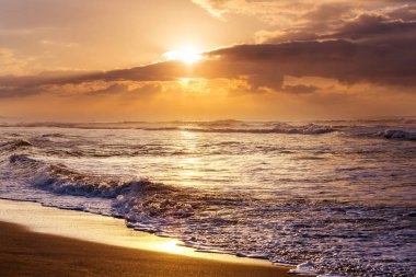 Deniz kıyısında manzara renkli gün batımı. Duvar kağıdı veya arkaplan resmi için iyi.