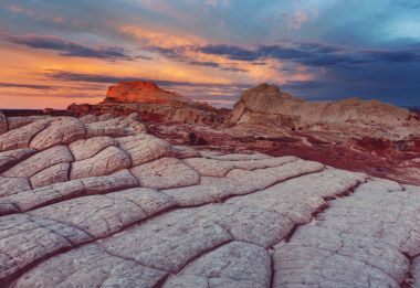 Vermilyon kayalıklarla Ulusal Anıt manzara gündoğumu