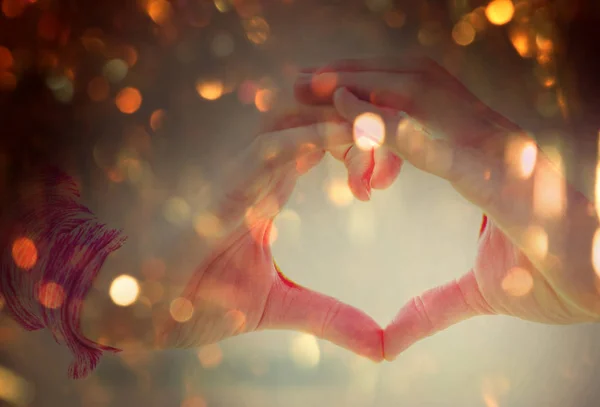 Mano Corazón Sobre Fondo Verde Verano — Foto de Stock