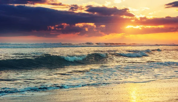 Blå Våg Stranden Suddig Bakgrund Och Solljus Fläckar Lugn Naturlig — Stockfoto