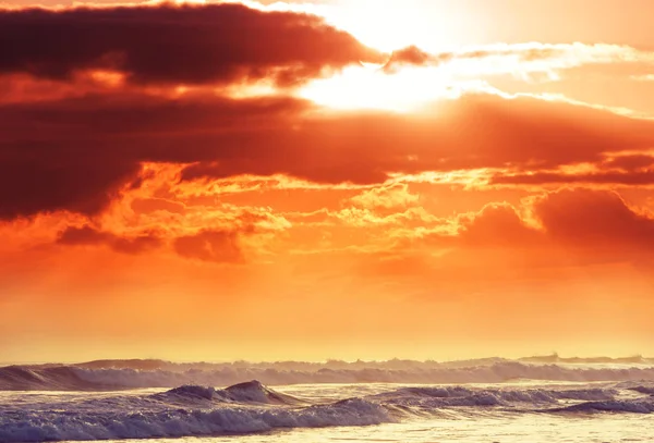 Blå Våg Stranden Suddig Bakgrund Och Solljus Fläckar Lugn Naturlig — Stockfoto