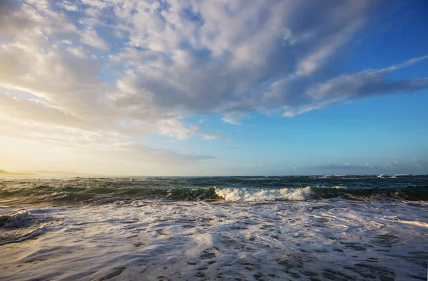 Onda Blu Sulla Spiaggia Sfocatura Sfondo Macchie Luce Solare Sfondo — Foto Stock