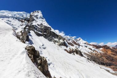 Cordillera dağlarında yürüyüş sahnesi, Peru