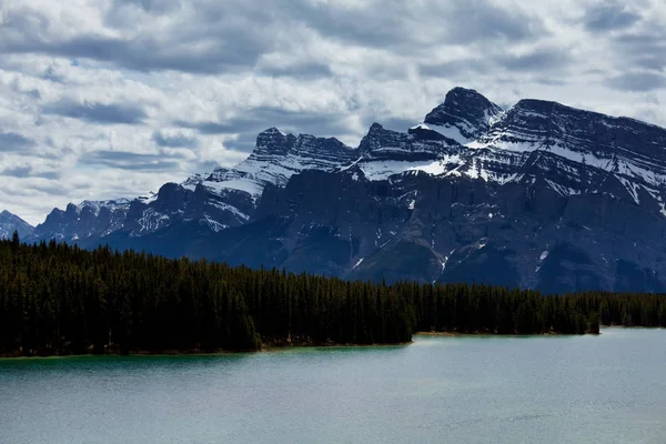 Scena Serena Presso Lago Montagna Canada Con Riflesso Delle Rocce — Foto Stock