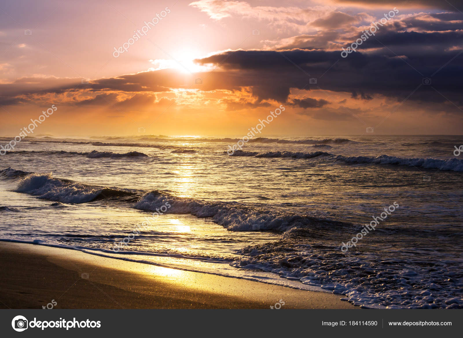 海の海岸での景色のカラフルな夕日 壁紙や背景画像のために良い ストック写真 C Kamchatka
