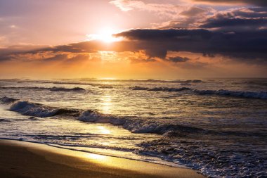 Deniz kıyısında manzara renkli gün batımı. Duvar kağıdı veya arkaplan resmi için iyi.