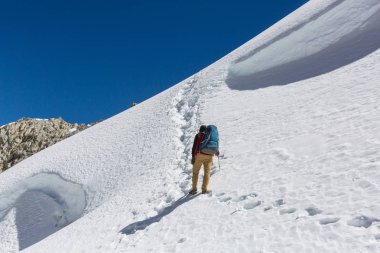 Cordillera dağlarında yürüyüş sahnesi, Peru