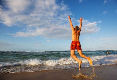 Sahilde erkek atlama 