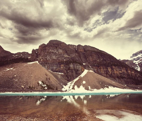 穏やかな水の中の岩の反射とカナダの山の湖で穏やかなシーン — ストック写真