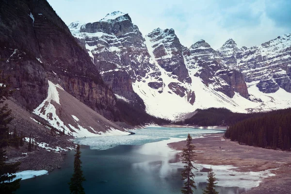 Hermosas Aguas Turquesas Del Lago Moraine Con Picos Cubiertos Nieve — Foto de Stock