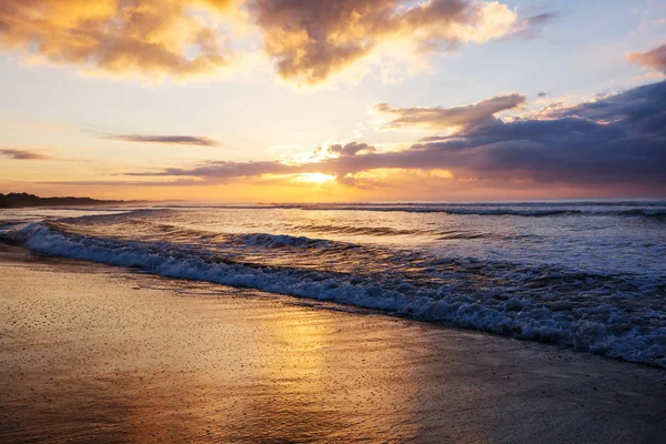 美丽多彩的落日在海滨 适用于墙纸或背景图片 — 图库照片