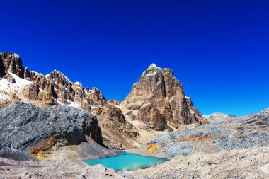 Cordillera Huayhuash, Peru, Güney Amerika 'daki güzel dağ manzaraları