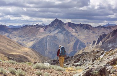 Cordillera dağlarında yürüyüş sahnesi, Peru
