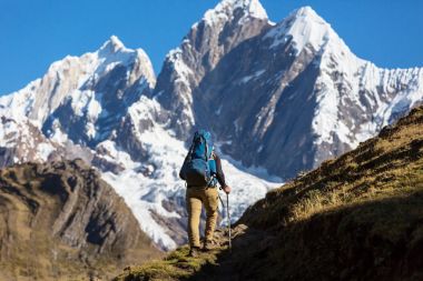 Cordillera dağlarında yürüyüş sahnesi, Peru