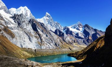 Cordillera Huayhuash, Peru 'daki üç göl.