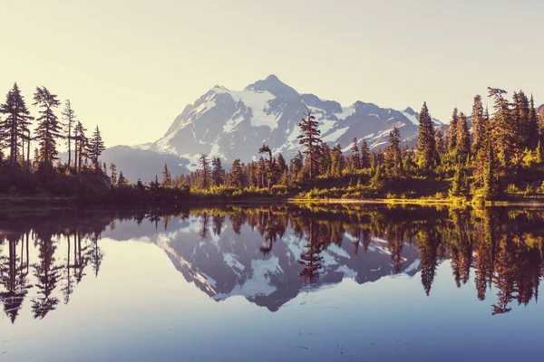 ワシントン アメリカのマウントShuksan反射と風景写真湖 — ストック写真