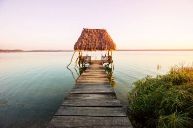 Guatemala 'daki Peten Itza Gölü' nde günbatımı sahnesi. Orta Amerika.