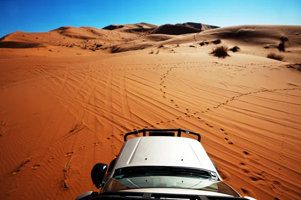 在撒哈拉沙漠 摩洛哥 非洲的一辆4X4 汽车驶离公路 — 图库照片