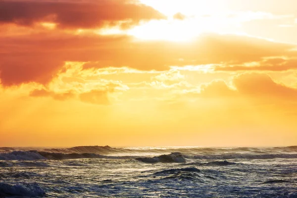 海の海岸での景色のカラフルな夕日 壁紙や背景画像のために良い — ストック写真