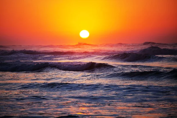 ビーチで青い波 背景と太陽光スポットをぼかす 心安らぐ自然 — ストック写真