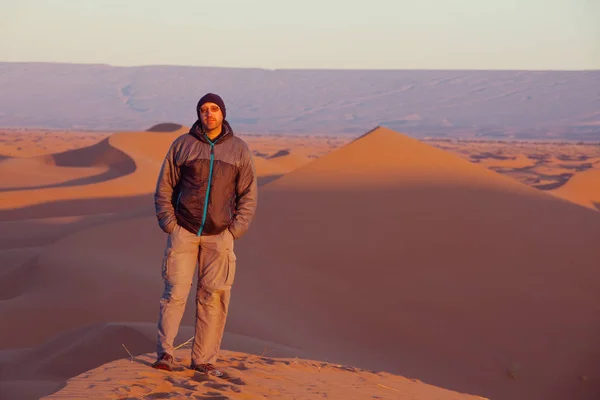 Wandelaar Zandwoestijn Zonsopgang — Stockfoto