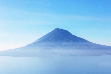 Güzel Atitlan Gölü ve Orta Amerika 'nın Guatemala dağlarında volkanlar